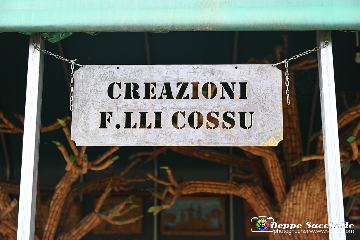VBS_2971 - Creazioni con tappi di sughero usati dei Fratelli Cossu.jpg
